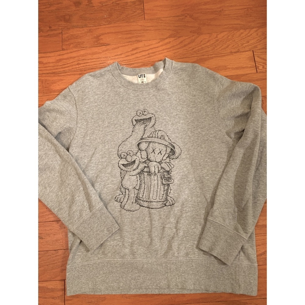 KAWS Uniqlo Sesame Street Gray Sweatshirt. Size Medium